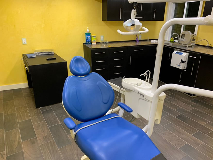 Silla dental equipada con tecnología moderna
